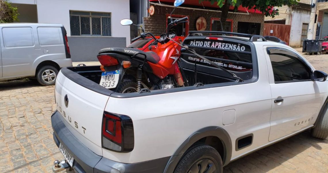 PM recupera motocicleta furtada e prende dois autores em Divino Mg