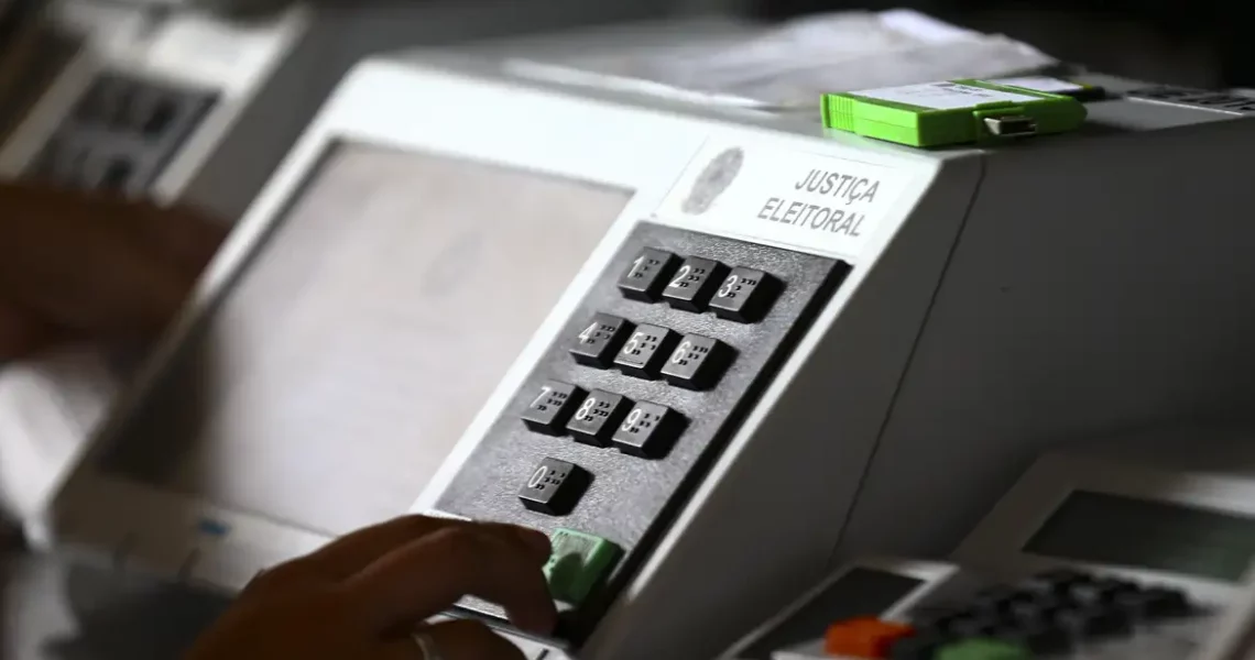 Onze governadores renunciam para disputar eleições de outubro