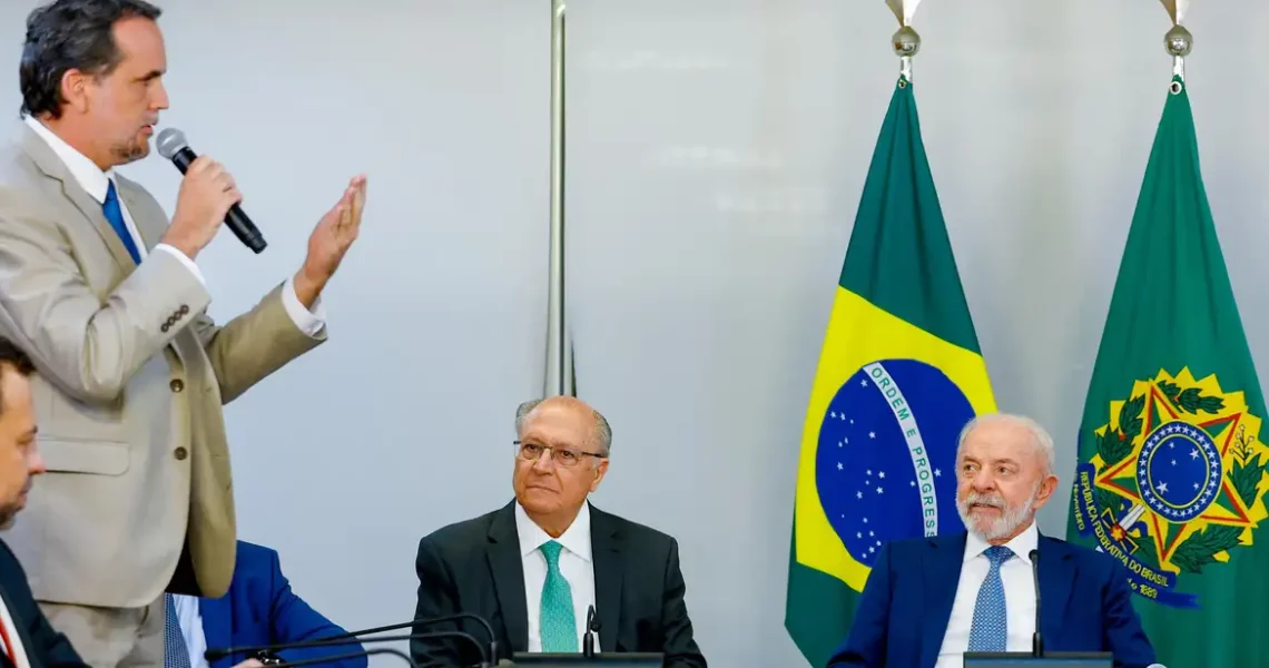 Lula assina MP e zera “taxa das blusinhas”