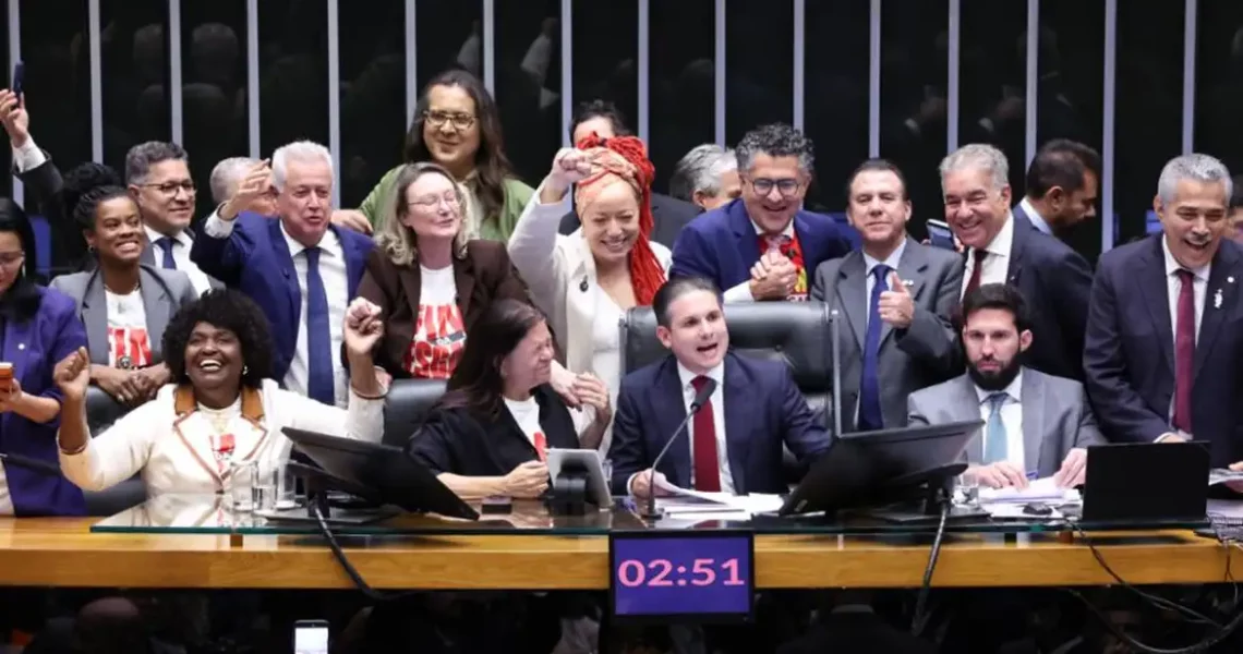 Câmara aprova, em dois turnos, PEC pelo fim da escala 6×1