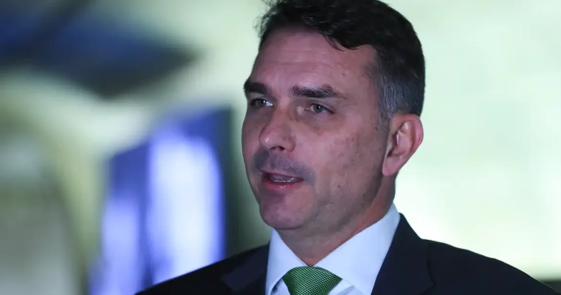 Deputados pedem investigação sobre relação entre Vorcaro e Flávio