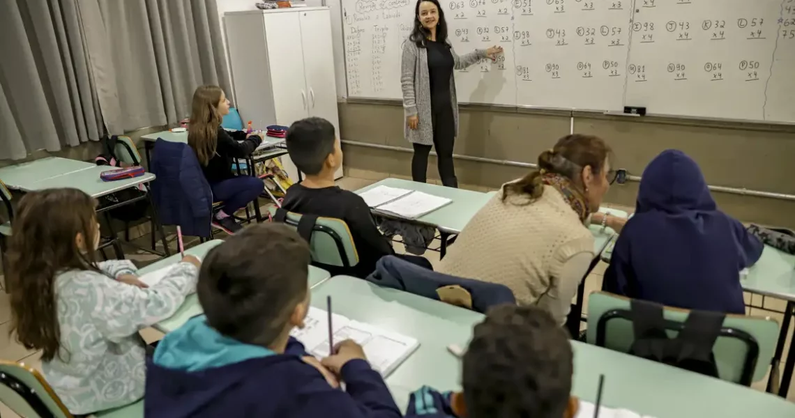 Senado aprova MP que estabelece piso de R$ 5.130 para professores