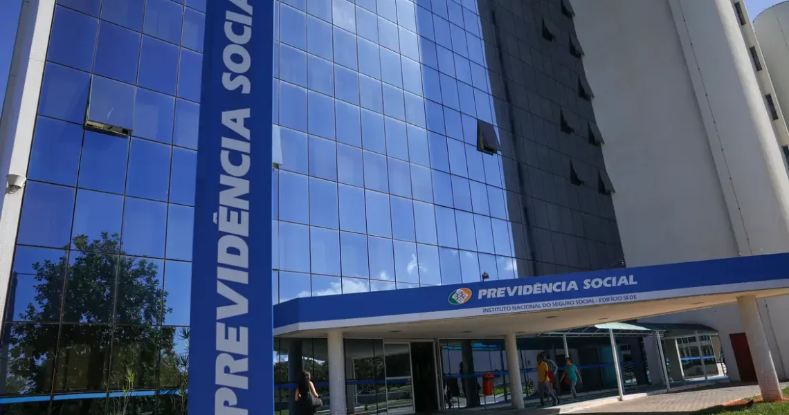 Fila do INSS cai ao menor nível em 21 meses, com 1,8 milhão de pedidos