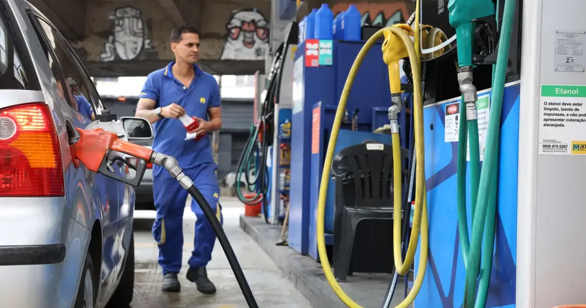 Subsídio de R$ 0,44 por litro da gasolina é prorrogado por 30 dias